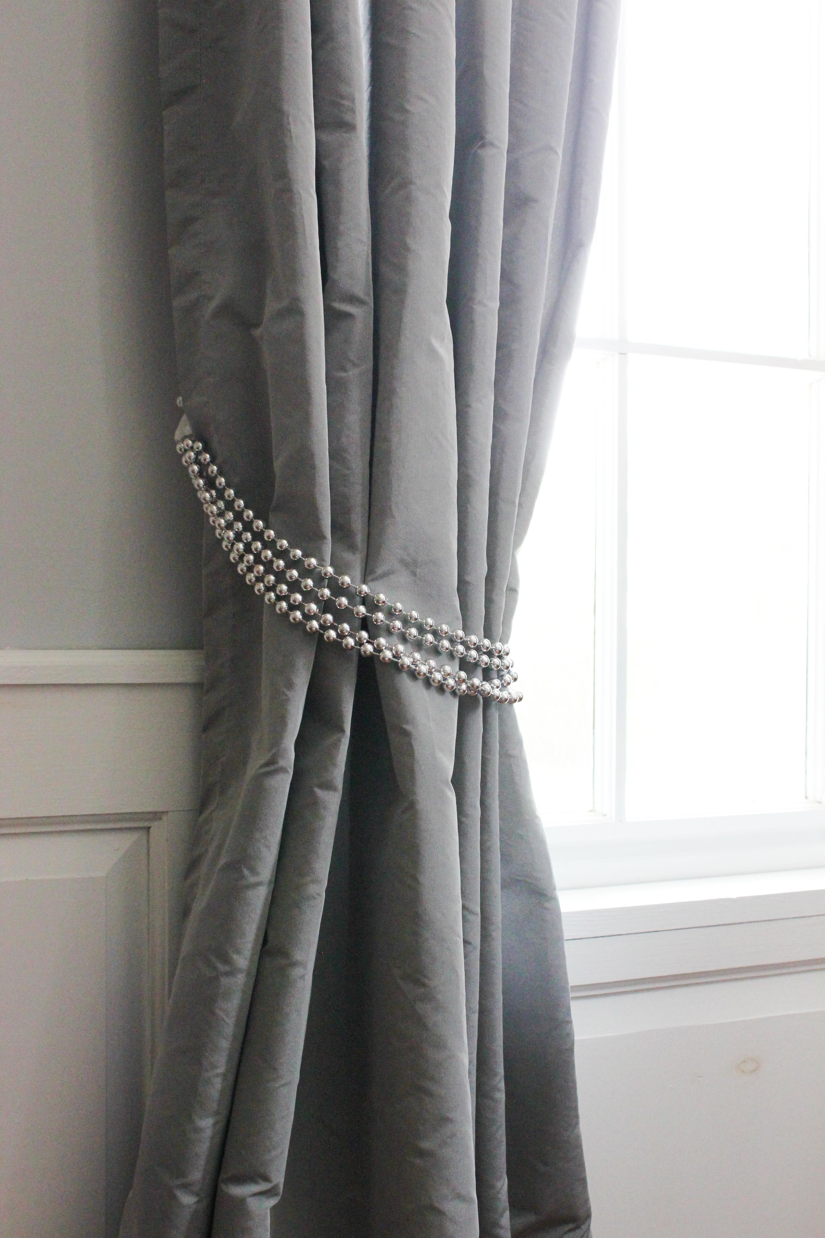 1 Drapery TIe-Back Silver Beads